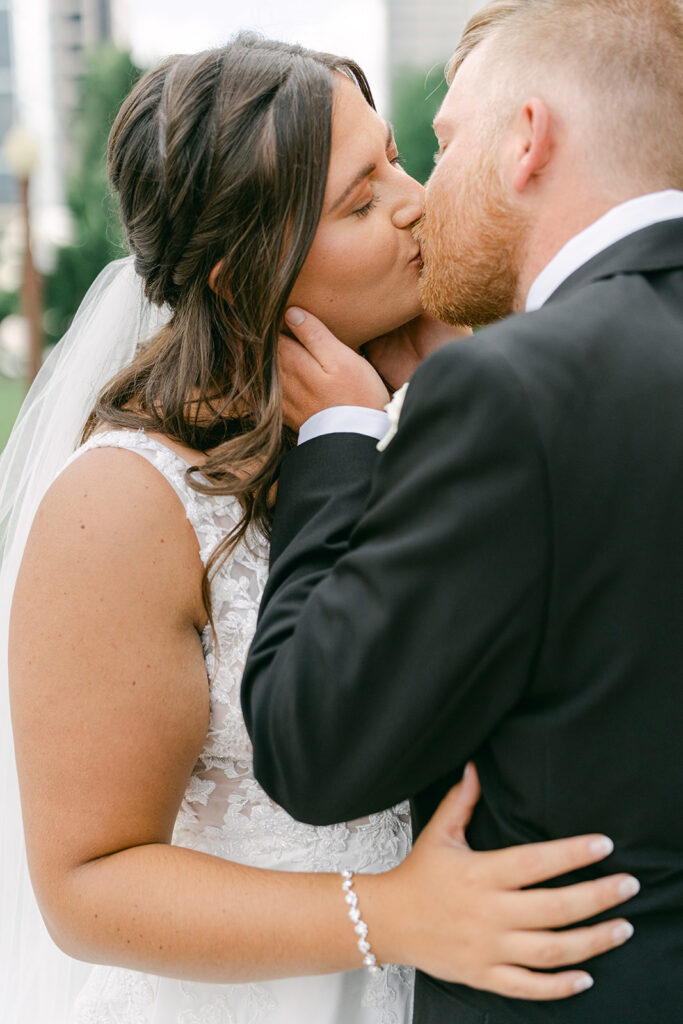 Regions tower wedding couple kissing.