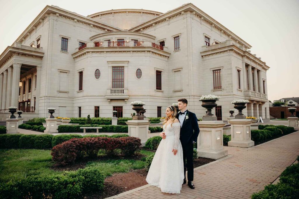 Wedding couple in Hotel Carmichael gardens.